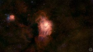 Fotografia astronómica de campo amplo destacando a Nebulosa da Lagoa (M8) ao centro, uma colossal nuvem de gás vermelho incandescente rasgada ao meio por uma espessa faixa de poeira cósmica escura. À esquerda, observa-se uma nebulosa secundária de menor dimensão, exibindo tonalidades mistas de azul e vermelho (Nebulosa da Trífida, M20). Todo o campo encontra-se submerso numa vasta e ténue nebulosidade de fundo, intensamente pontilhado por milhares de estrelas.